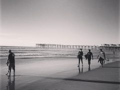 Walking In Pacific Beach San Diego California T20 669W3N - California Locals