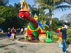 A Son Rides On His Dads Shoulders As They Walk Through Legoland California In Carlsbad San Diego T20 1Q7Nxg - California Locals