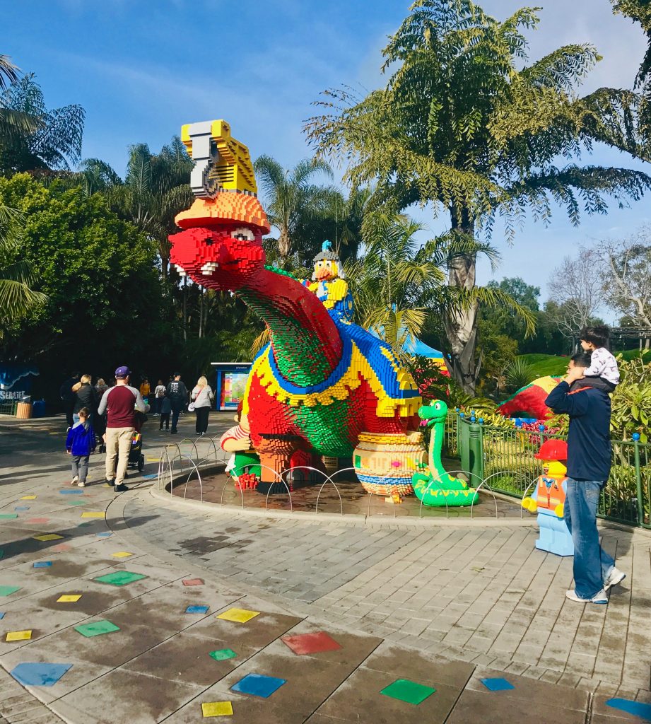 A Son Rides On His Dads Shoulders As They Walk Through Legoland California In Carlsbad San Diego T20 1Q7Nxg - California Locals