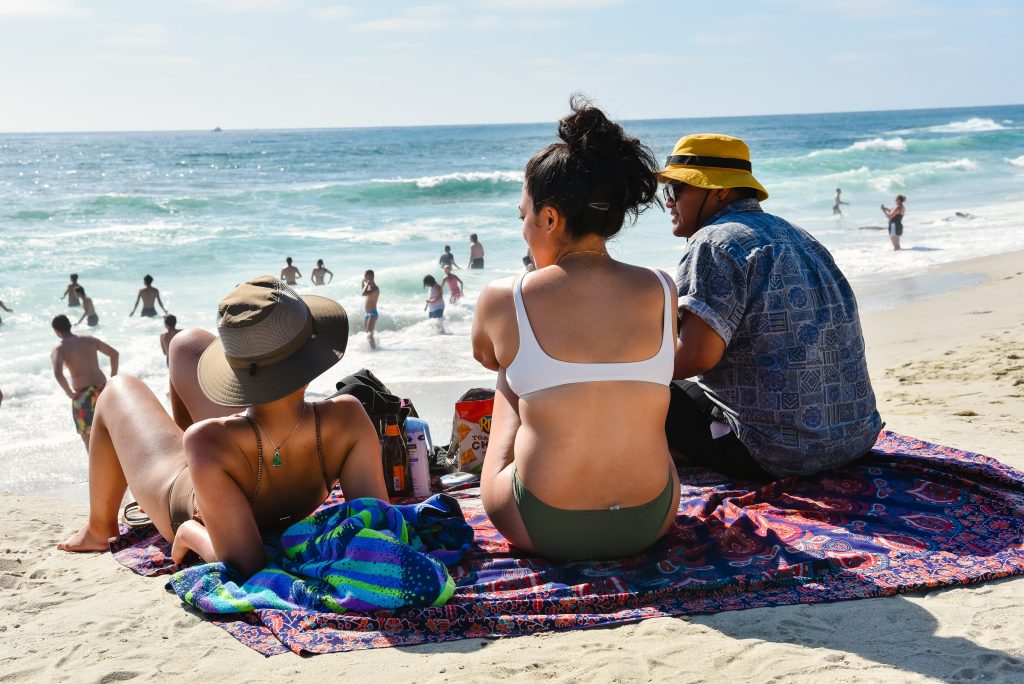 A Trio Of Millennial Friends Enjoy A Beautiful Sunny Afternoon At The Beach Windansea Beach La Jolla T20 2Welpj - California Locals