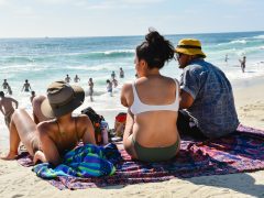 A Trio Of Millennial Friends Enjoy A Beautiful Sunny Afternoon At The Beach Windansea Beach La Jolla T20 2Welpj - California Locals