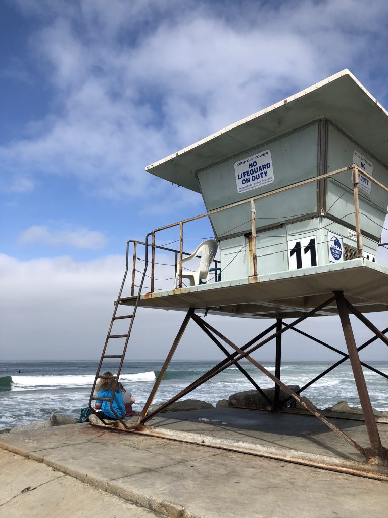 Carlsbad Ca Lifeguard Stand Overlooking Pacific Ocean T20 W7A2Zy - California Locals