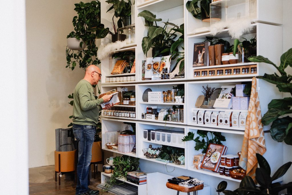 Diverse Active Baby Boomer Shopping At A Local Small Business Looking Through Books And Sale Items T20 Xxq6Jz - California Locals